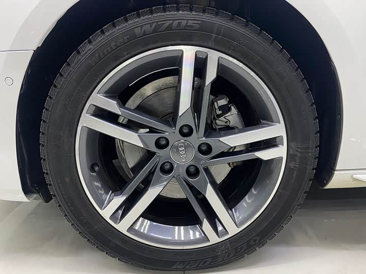 Фото 5 - Audi A4L