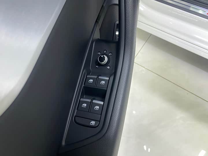 Фото 6 - Audi A4L