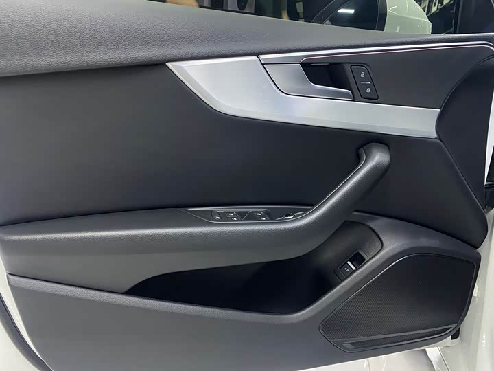 Фото 7 - Audi A4L