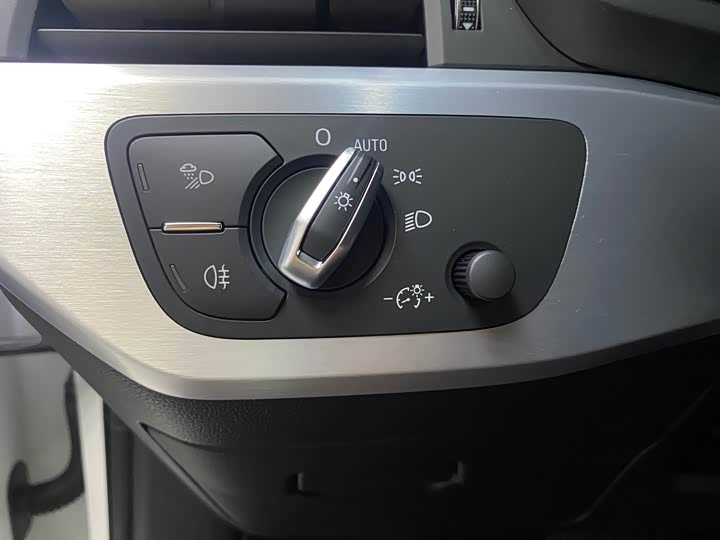 Фото 9 - Audi A4L