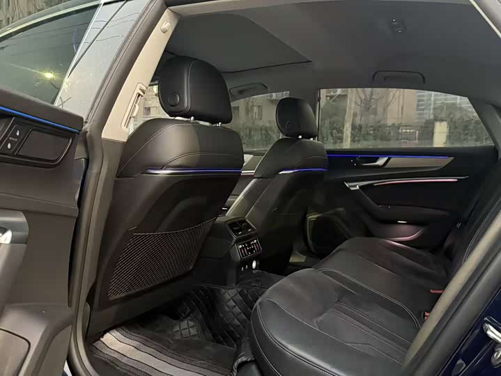 Фото 6 - Audi A7L