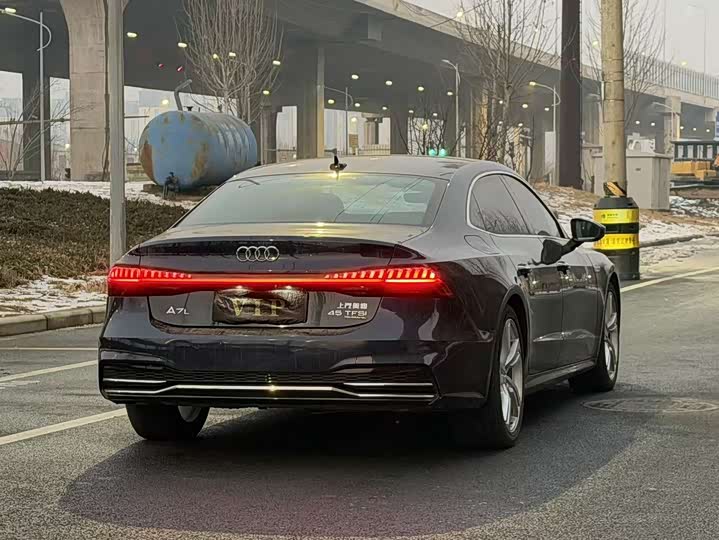 Фото 9 - Audi A7L