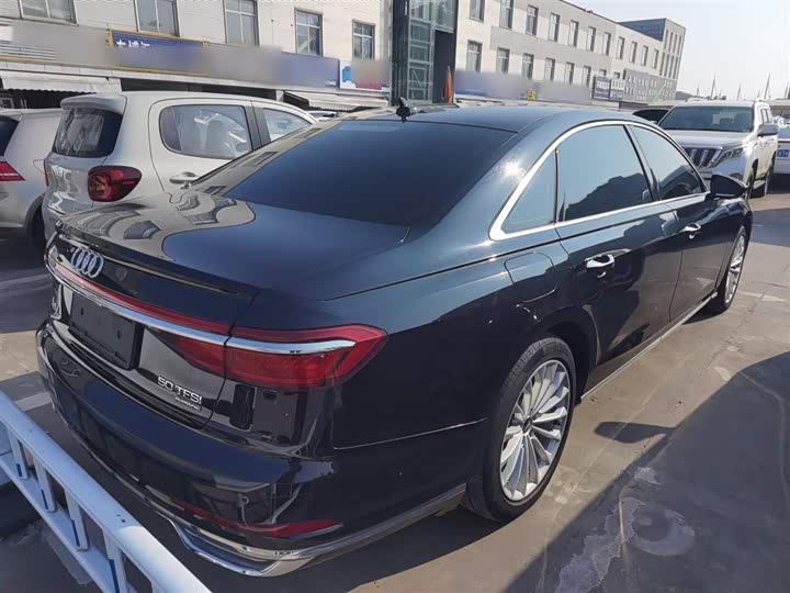 Фото 7 - Audi A8