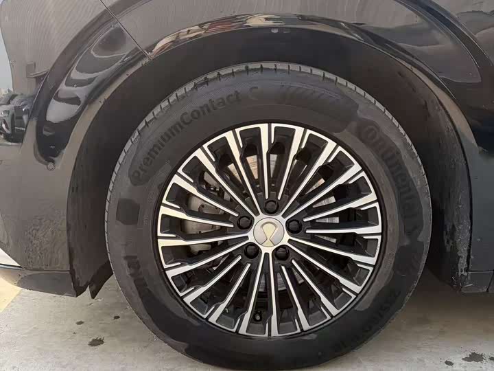 Фото 2 - Denza D9