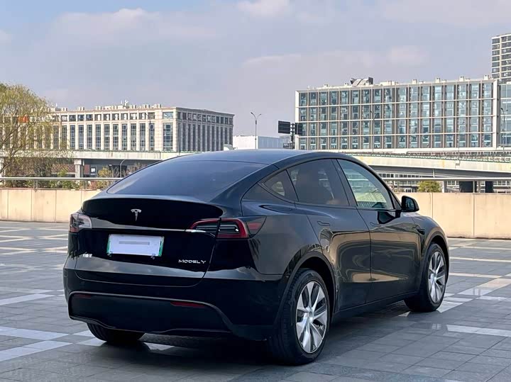 Фото 6 - Tesla Model Y