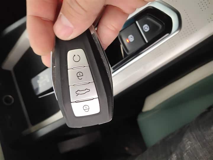 Фото 9 - Geely Emgrand L Hi·P Hybrid