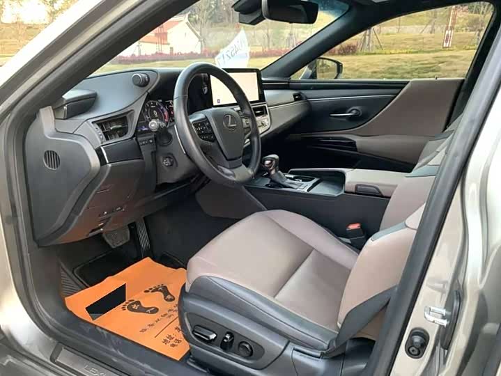 Фото 6 - Lexus ES