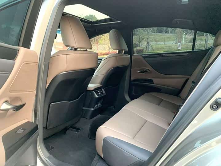 Фото 8 - Lexus ES