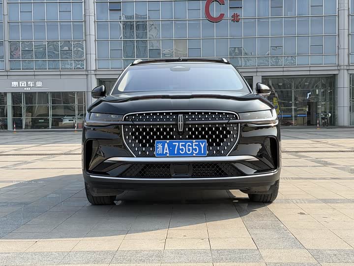 Фото 2 - Lincoln Nautilus