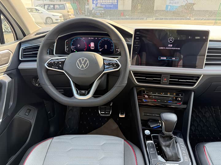 Фото 8 - Volkswagen Tiguan L Pro