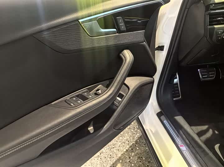 Фото 6 - Audi A4L