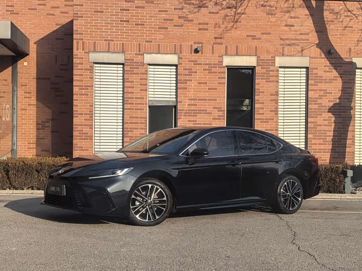 Фото 1 - Toyota Camry