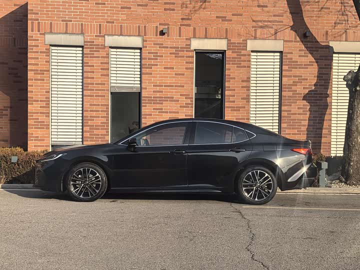 Фото 2 - Toyota Camry