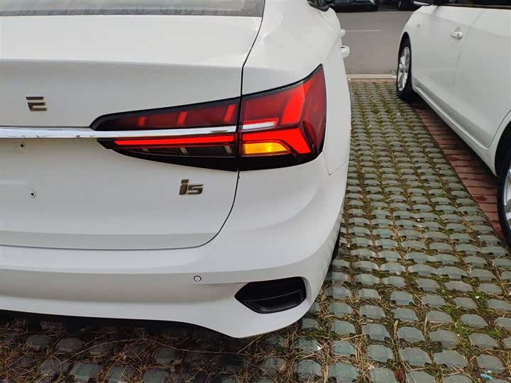 Фото 8 - Roewe i5