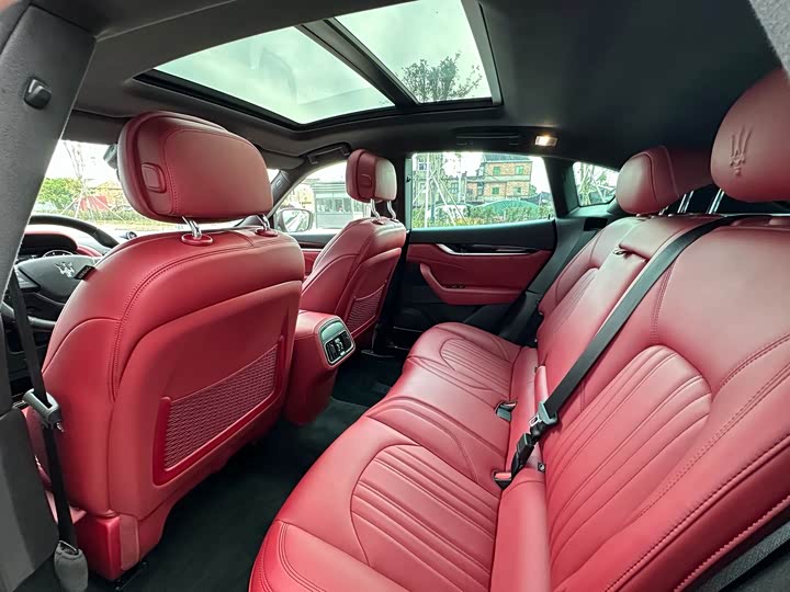 Фото 8 - Maserati Levante