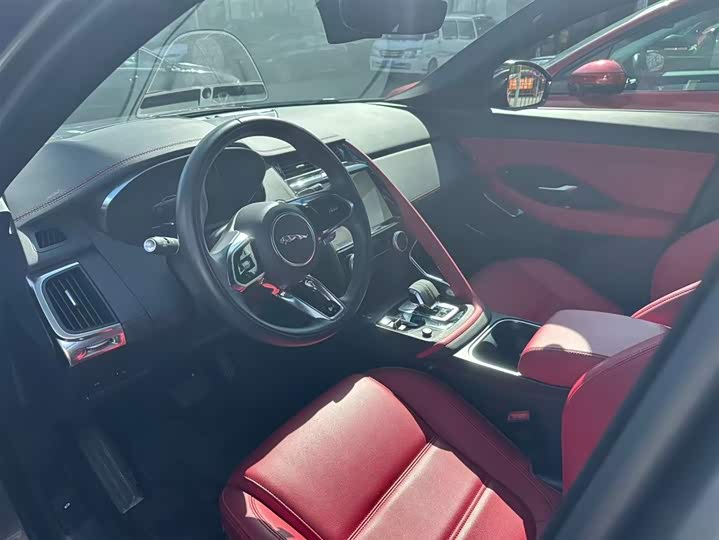 Фото 9 - Jaguar E-Pace