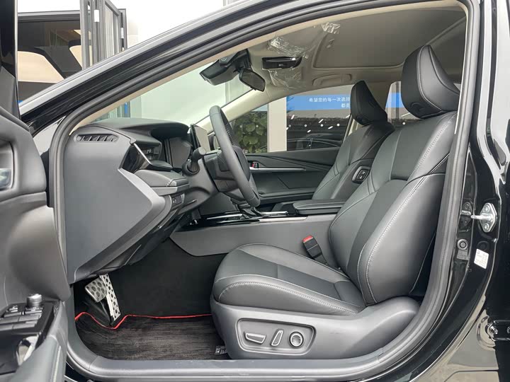 Фото 4 - Toyota Camry