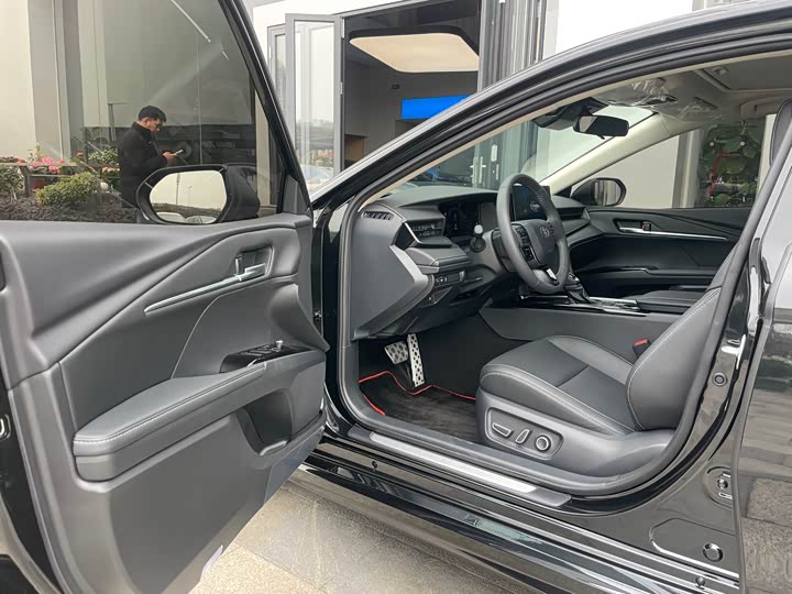 Фото 5 - Toyota Camry