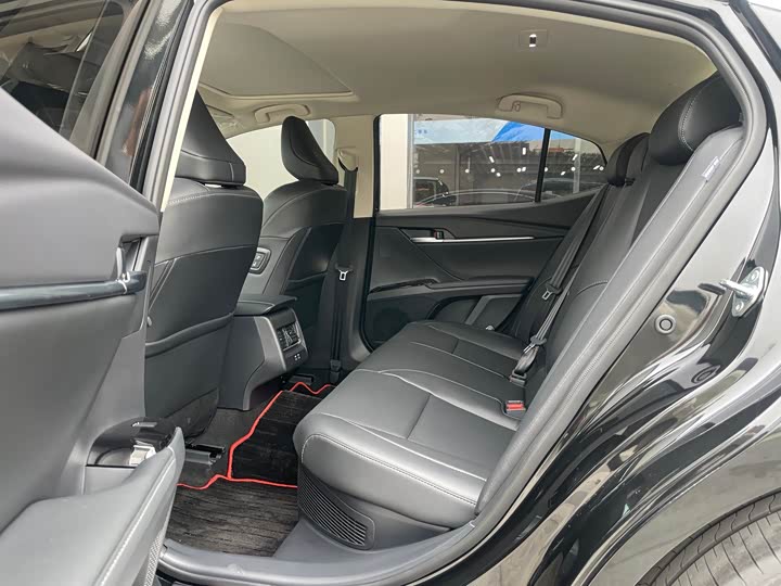 Фото 6 - Toyota Camry