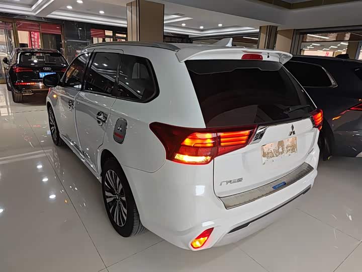 Фото 5 - Mitsubishi Outlander
