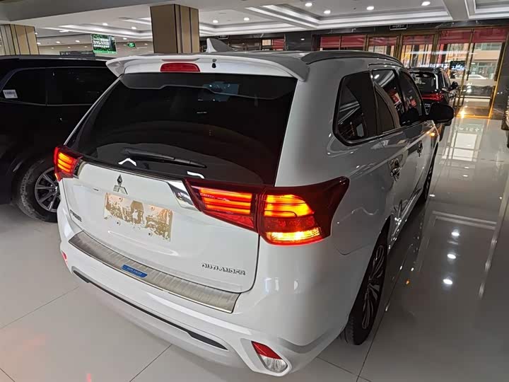 Фото 7 - Mitsubishi Outlander