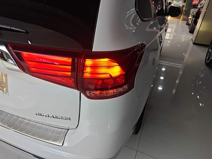 Фото 8 - Mitsubishi Outlander