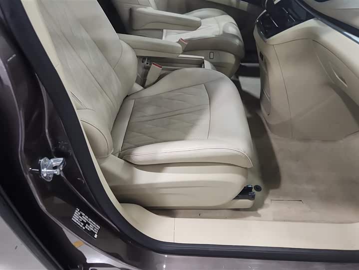 Фото 8 - Buick GL8 ES