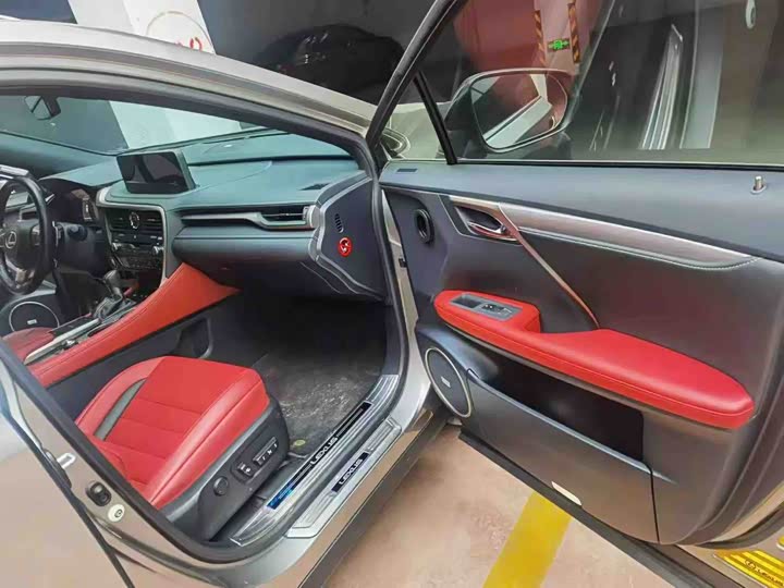 Фото 4 - Lexus RX