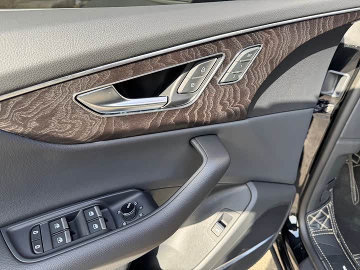 Фото 7 - Audi Q8