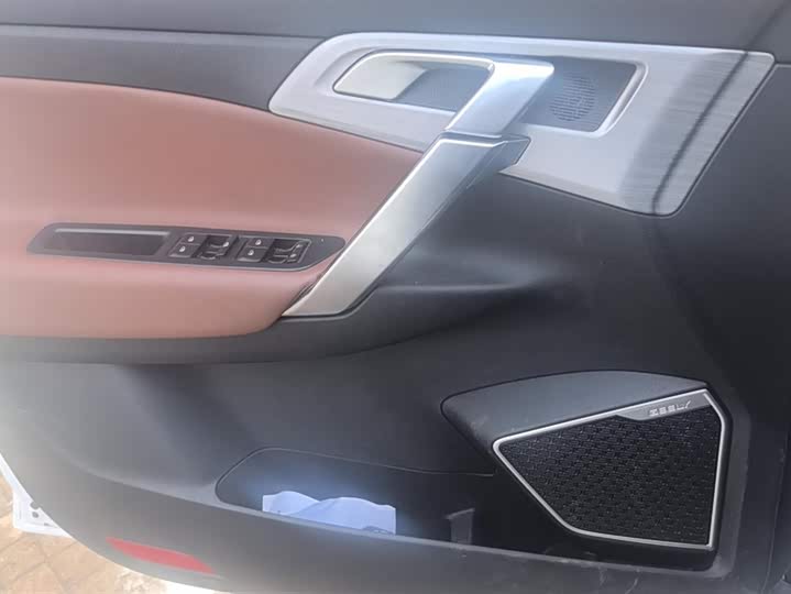 Фото 7 - Geely Atlas