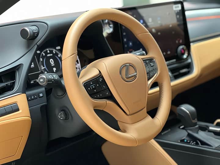 Фото 7 - Lexus ES