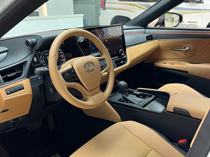 Фото 8 - Lexus ES