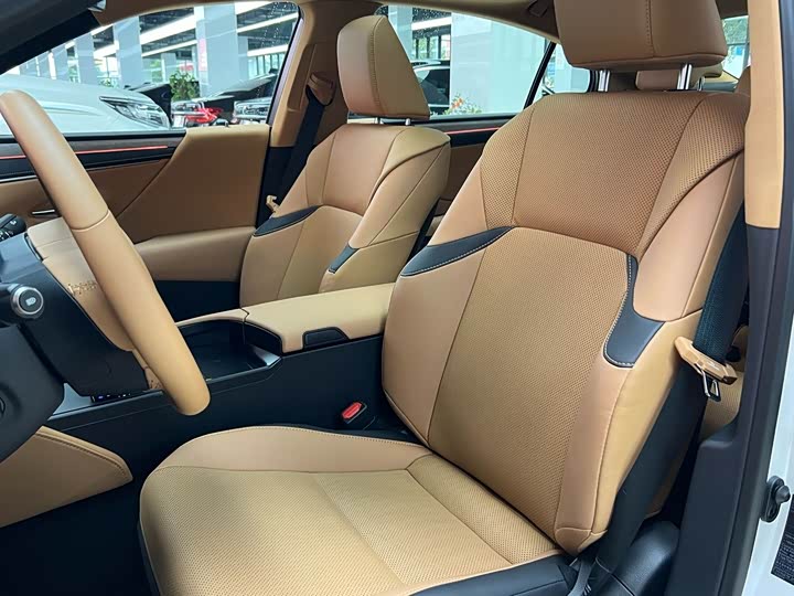 Фото 9 - Lexus ES