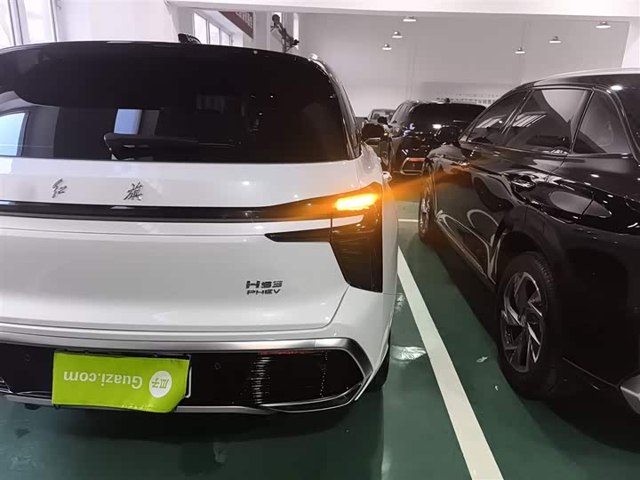 Фото 8 - Hongqi HS3 Hybrid