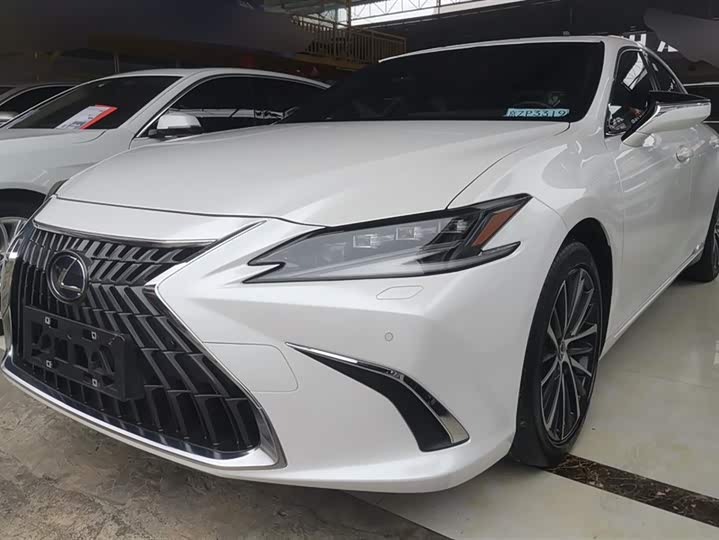 Фото 1 - Lexus ES