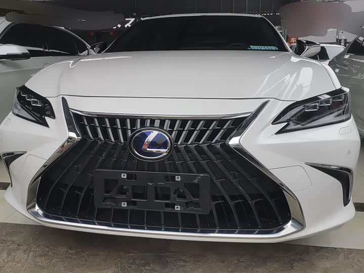 Фото 2 - Lexus ES