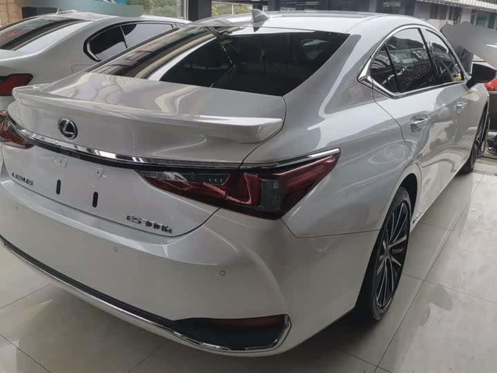 Фото 3 - Lexus ES