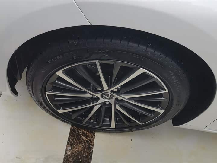 Фото 6 - Lexus ES