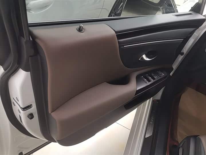 Фото 7 - Lexus ES