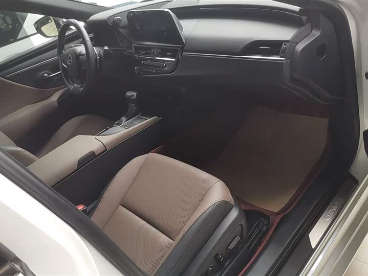 Фото 8 - Lexus ES