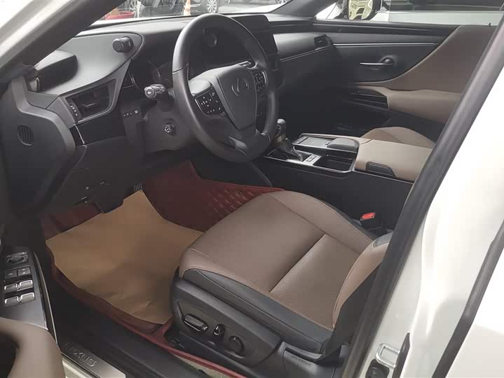 Фото 9 - Lexus ES