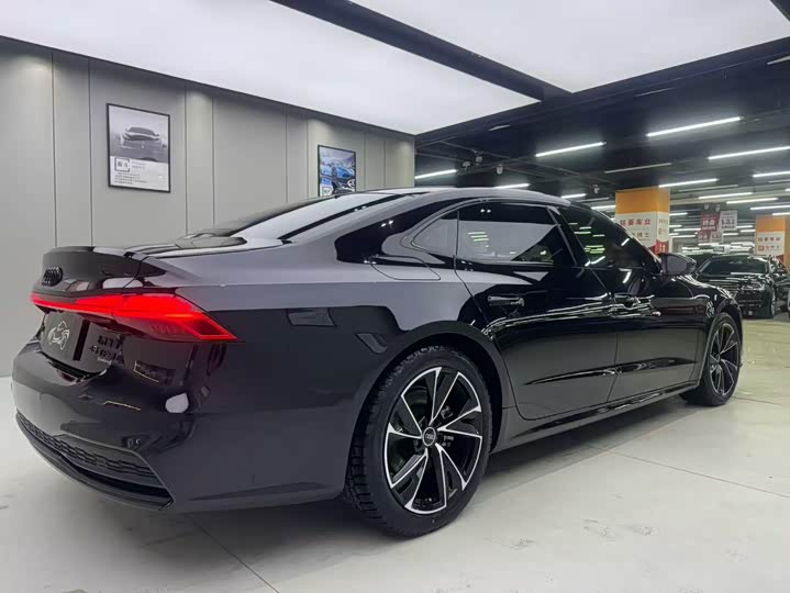 Фото 8 - Audi A7L