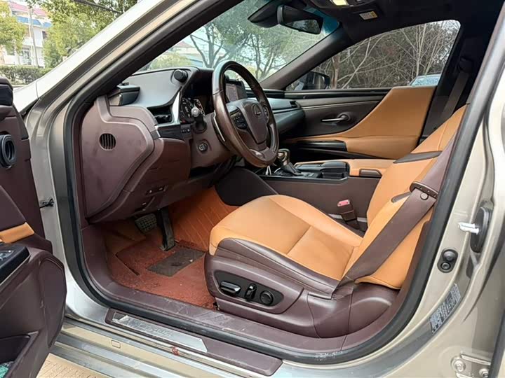 Фото 3 - Lexus ES