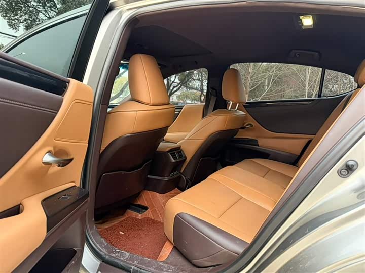 Фото 4 - Lexus ES