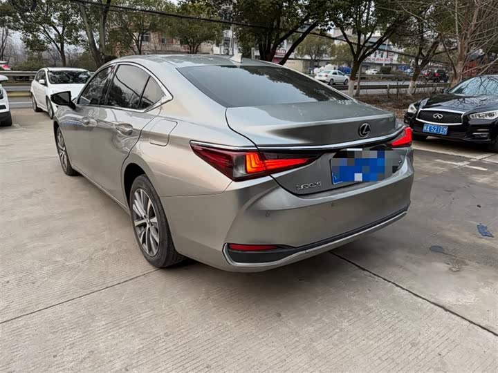 Фото 5 - Lexus ES