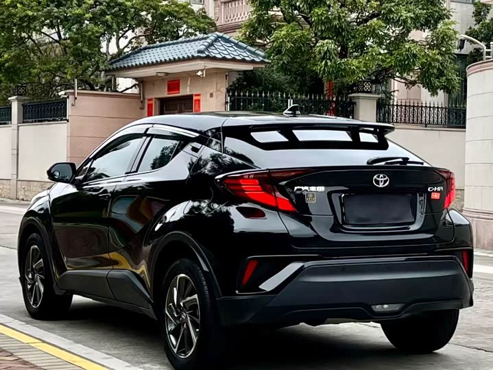 Фото 4 - Toyota C-HR