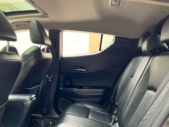 Фото 8 - Toyota C-HR