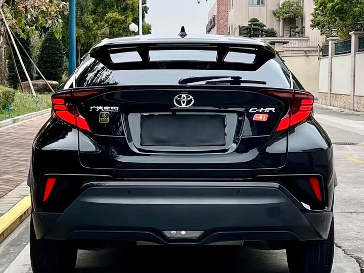 Фото 9 - Toyota C-HR