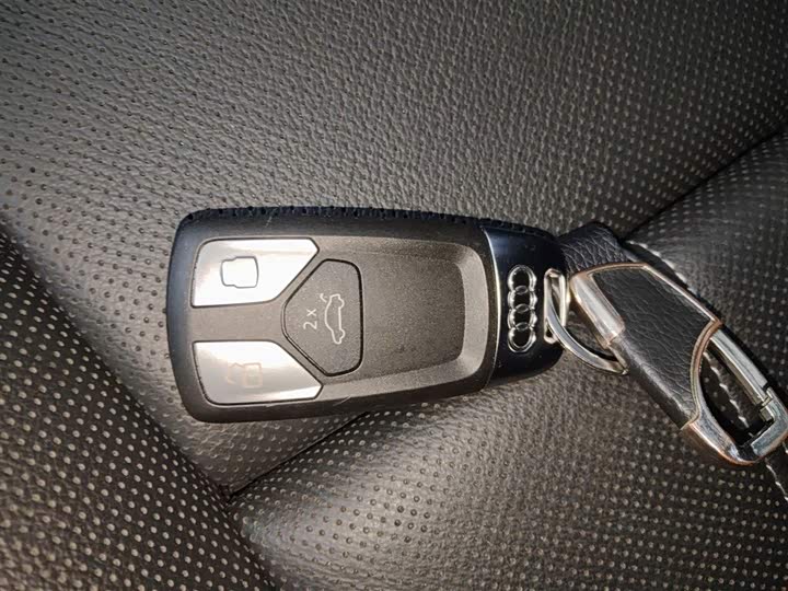 Фото 9 - Audi A4L