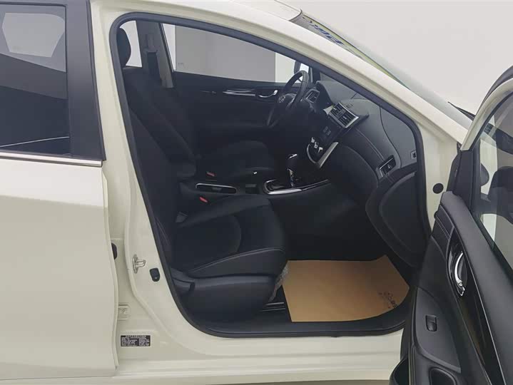 Фото 8 - Nissan Tiida